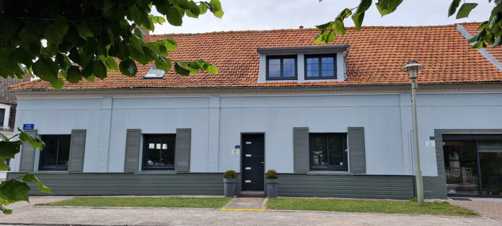 Façade avant Aux Passagers de la Baie